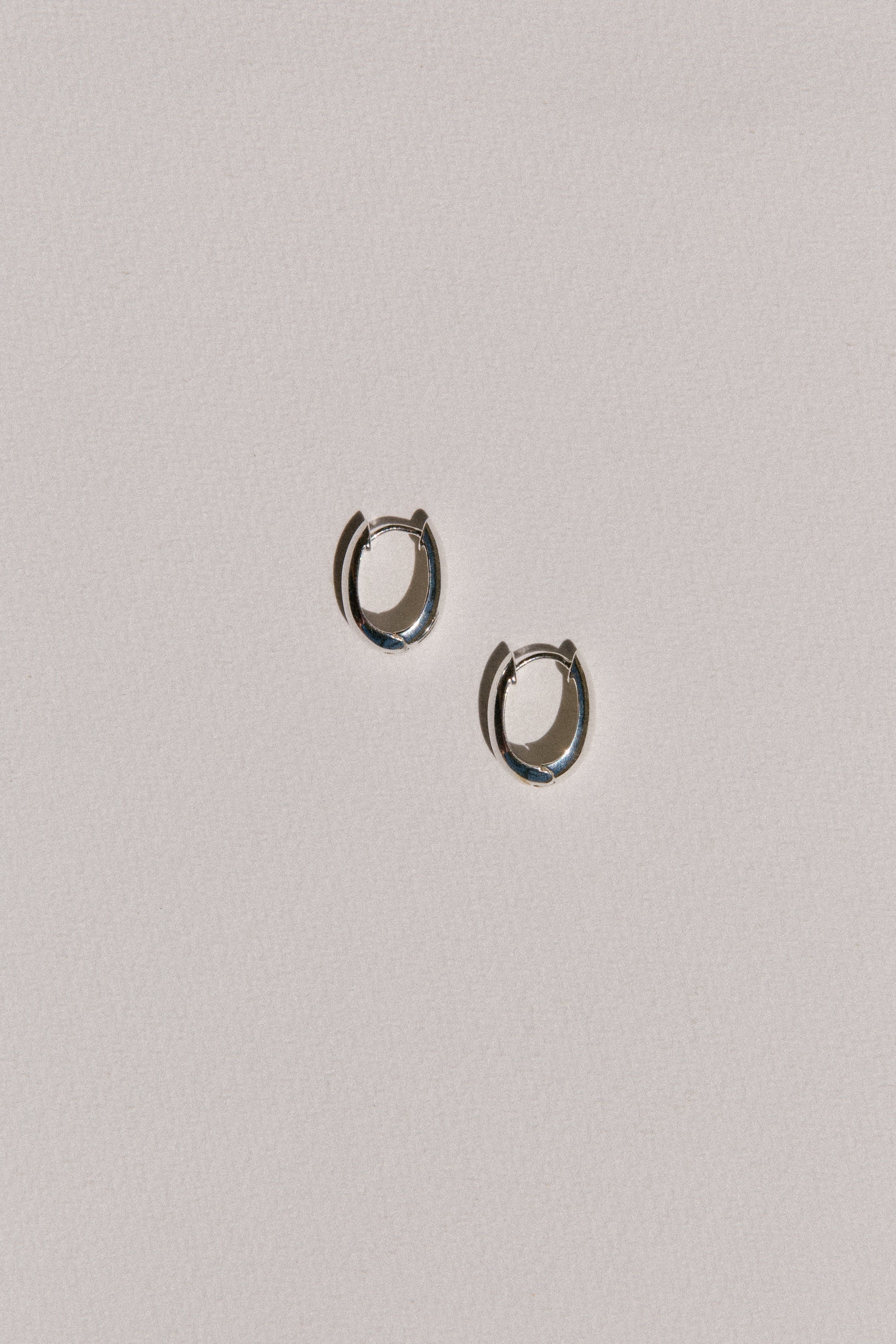 PENELOPE HOOP EARRINGS IN SILVER
